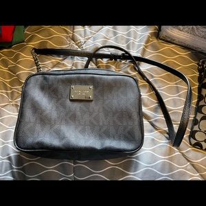 MICHEAL KORS CROSS BODY MK LOGO BAG